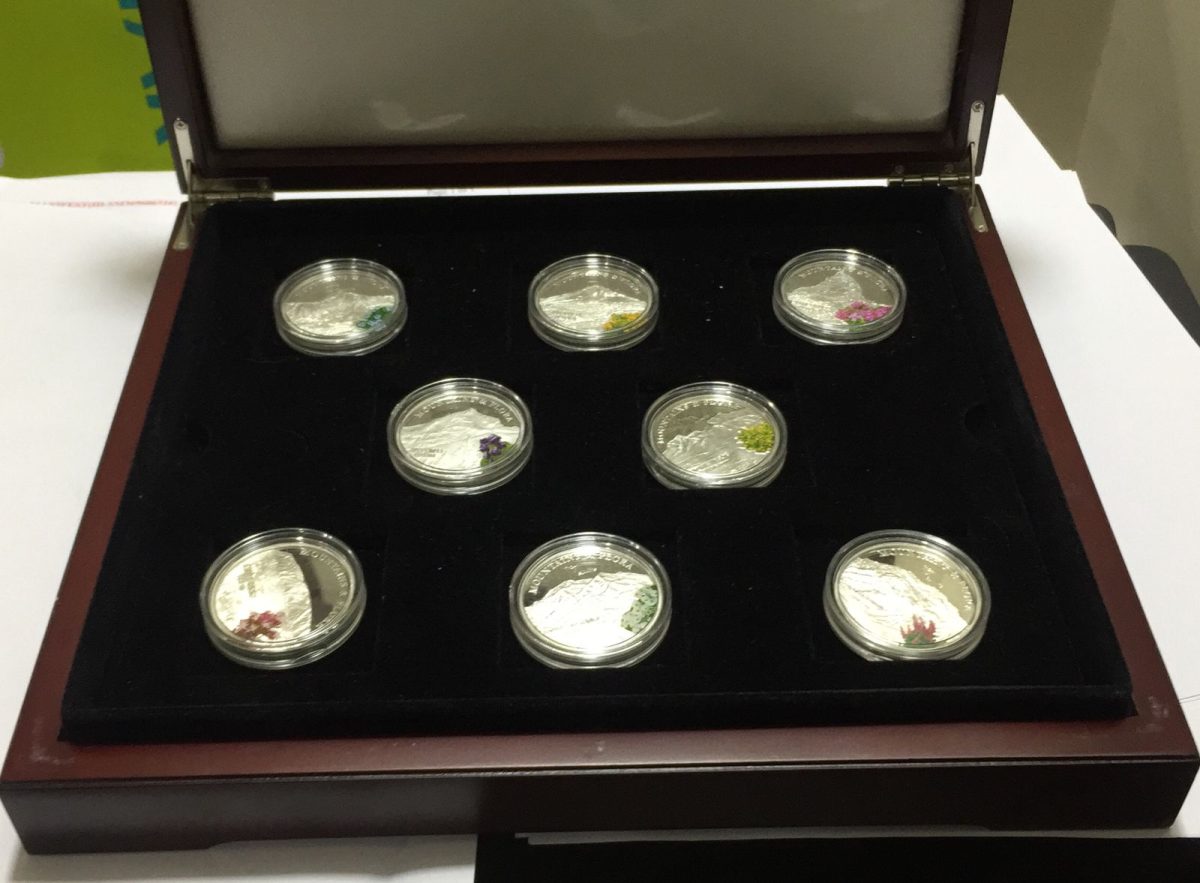 Palau – 2009 – 8 x 5 Dollars – Flora & Mountains 8-COIN-SET (Proof) Silver Coins With Certificate and Beautiful Wooden Box