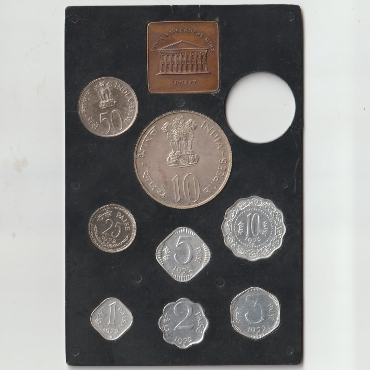 Extremely Rare 1972 Proof Set with 1, 2, 3, 5, 10, 25, 50 Paise & 10 Rupee B Mark Coin with Proof Set Token With Leather Cover But No Plastic Cover and Black Plastic is Broken All Proof Coins Super Valuable Coins