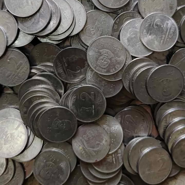 Two Rs FSS Mix Loot Commemorative RBI Louis Braille or Delhi Games 100 Pcs Given