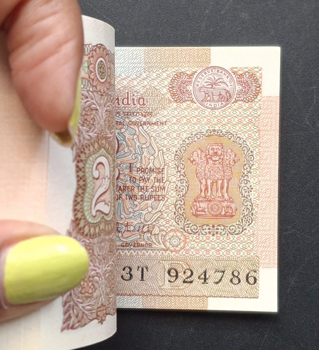 2 Rupees Satellite Issue Governor R.N.Malhotra rare UNC Serial Packet with Fancy Number Ending 786