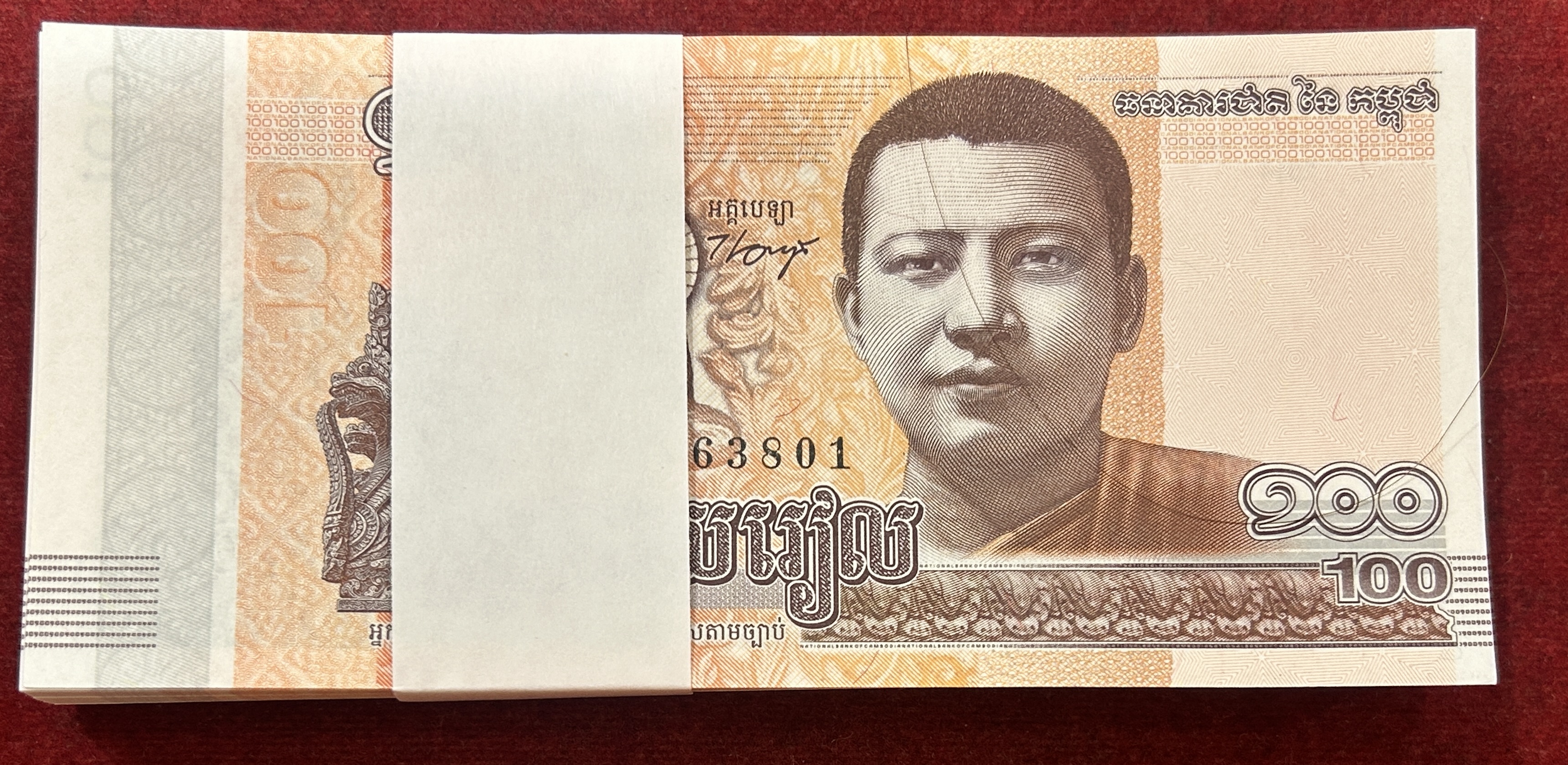 Cambodia 100 Riels - Norodom Sihamoni with Buddha Statue 100 Note serial packet buyer will recieve 1 packet different serial number packet Gem chocolate packet