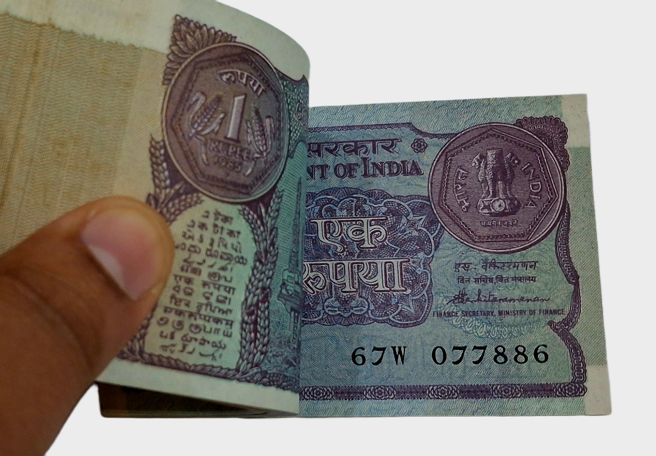 One Rupee Old Issue Year 1985 Sign S. Venkatraman Serially 100 Notes Complete Bundle with Fancy Serial Numbers **Rare** High Collectable Grade.