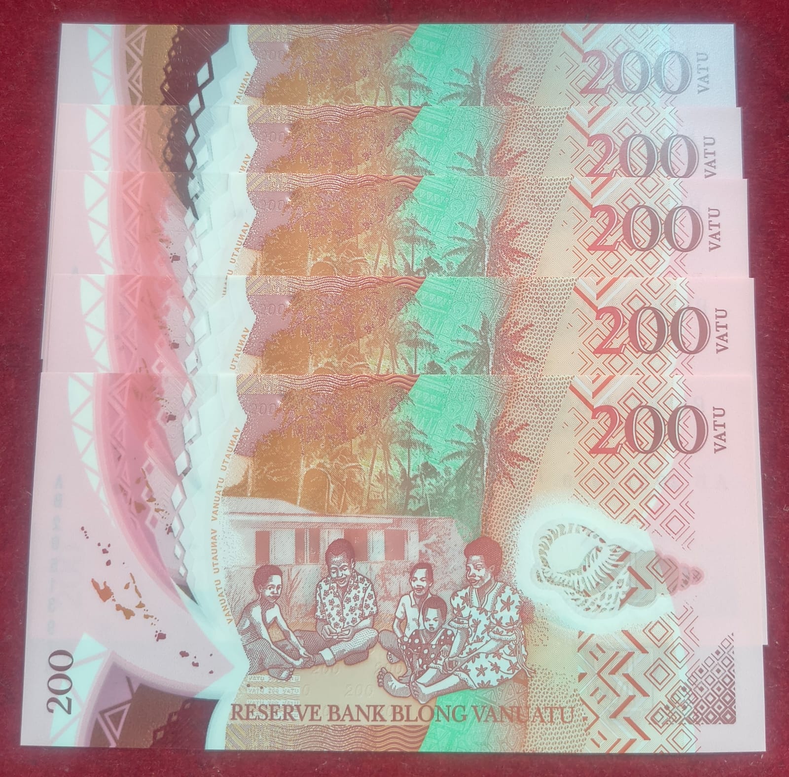 Vanuatu 200 Vatu GEM UNC Polymer Rare Note