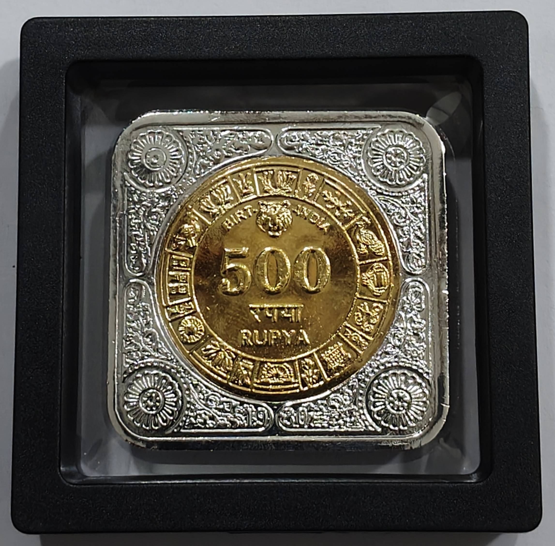 500 Ruppes bank of madras 1843 dhandhi march beautiful bymetalic medolien with box and stand