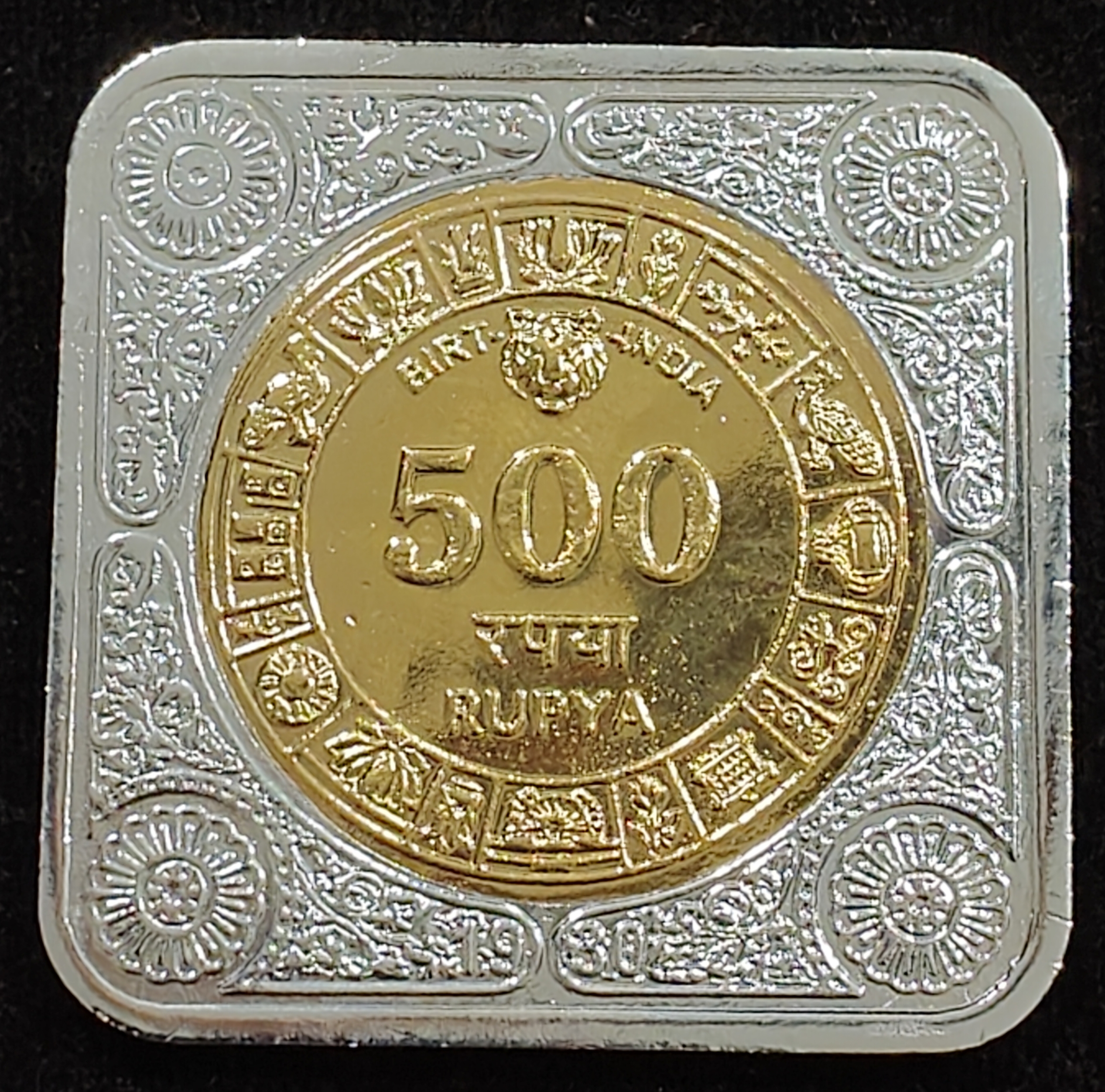 500 Ruppes bank of madras 1843 dhandhi march beautiful bymetalic medolien with box and stand
