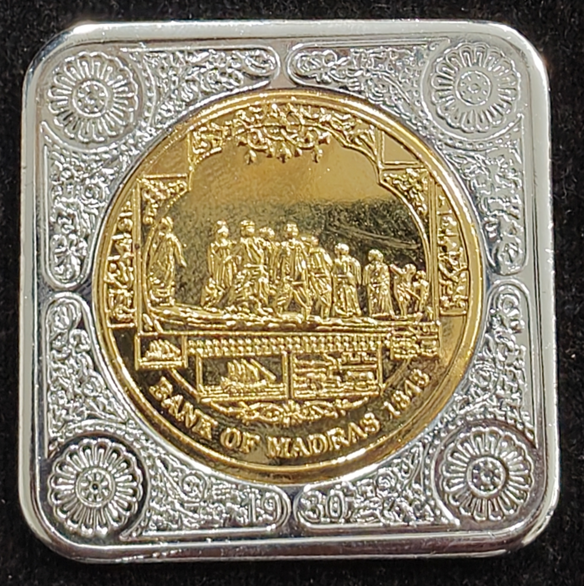 500 Ruppes bank of madras 1843 dhandhi march beautiful bymetalic medolien with box and stand