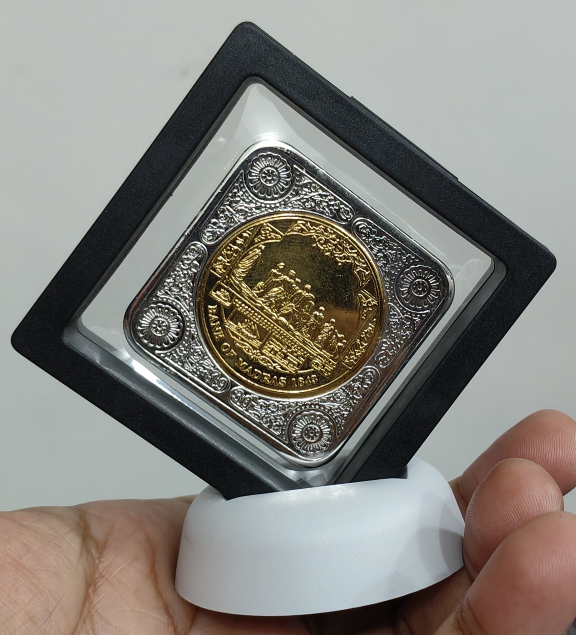 500 Ruppes bank of madras 1843 dhandhi march beautiful bymetalic medolien with box and stand