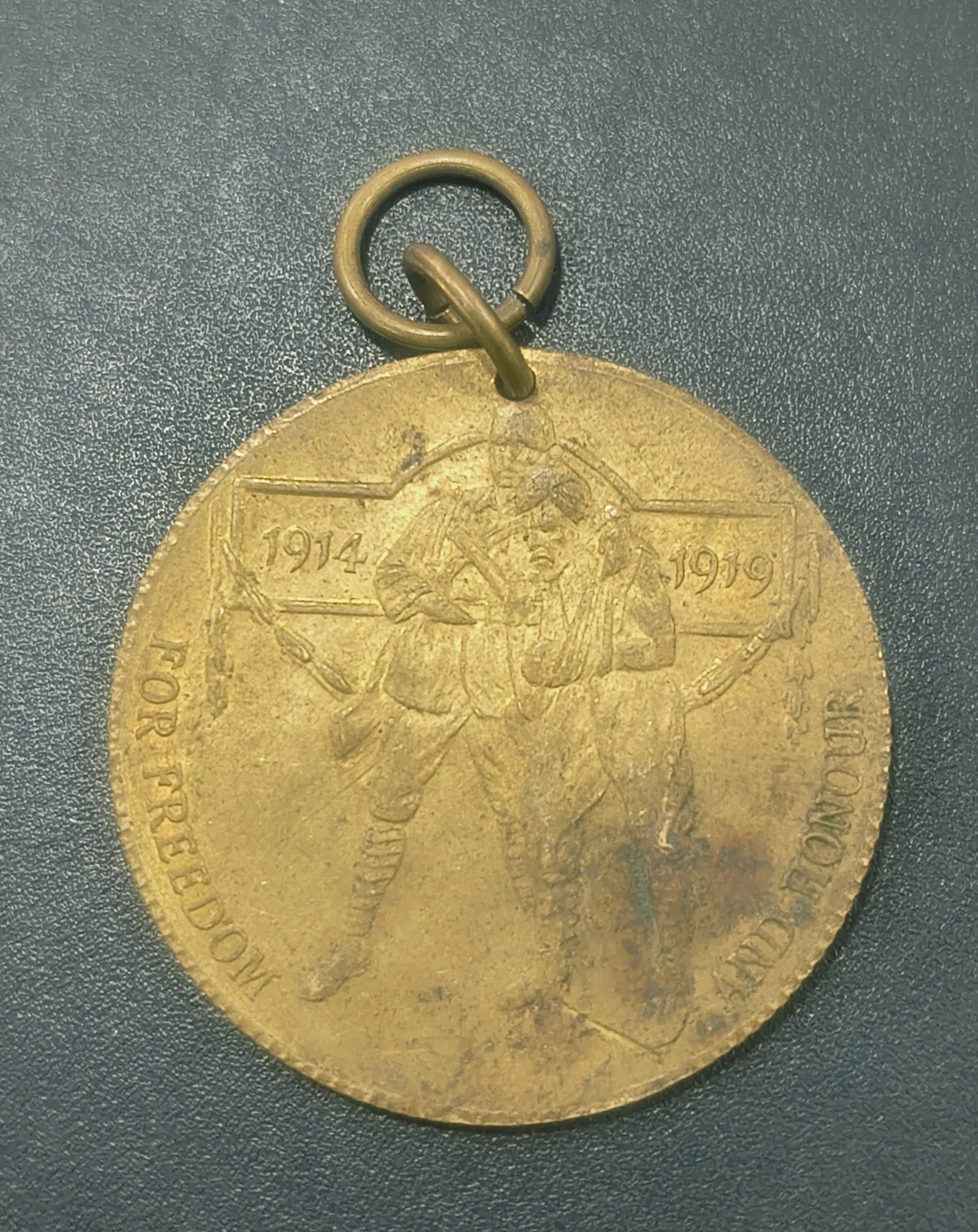 1914 - 1915 GEORGE V KING BRITISH , FOR FREEDOM & HONOR RARE BRASS MEDAL