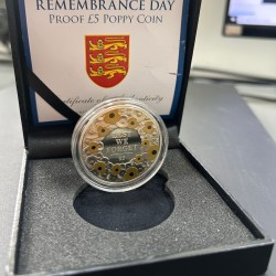Jersey 5 Pounds - Elizabeth II Remembrance Day 2015; Proof with gold printed poppies Rare Unc Coin with Box And Certificate