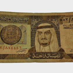 Saudi Arabia 1 Riyal Portrait of King FAHD BIN Abdulaziz AL SAUD Bank Note in Used Condition.