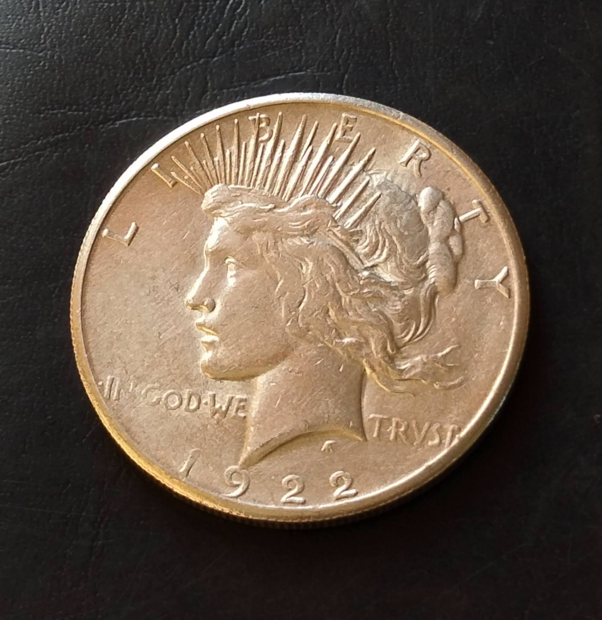 UNITED STATES OF AMERICA FINE SILVER- ONE DOLLAR π° The Peace dollar is a US silver dollar minted from 1921 to 1928, Weight 26 gms CONDITION. As IMAGES