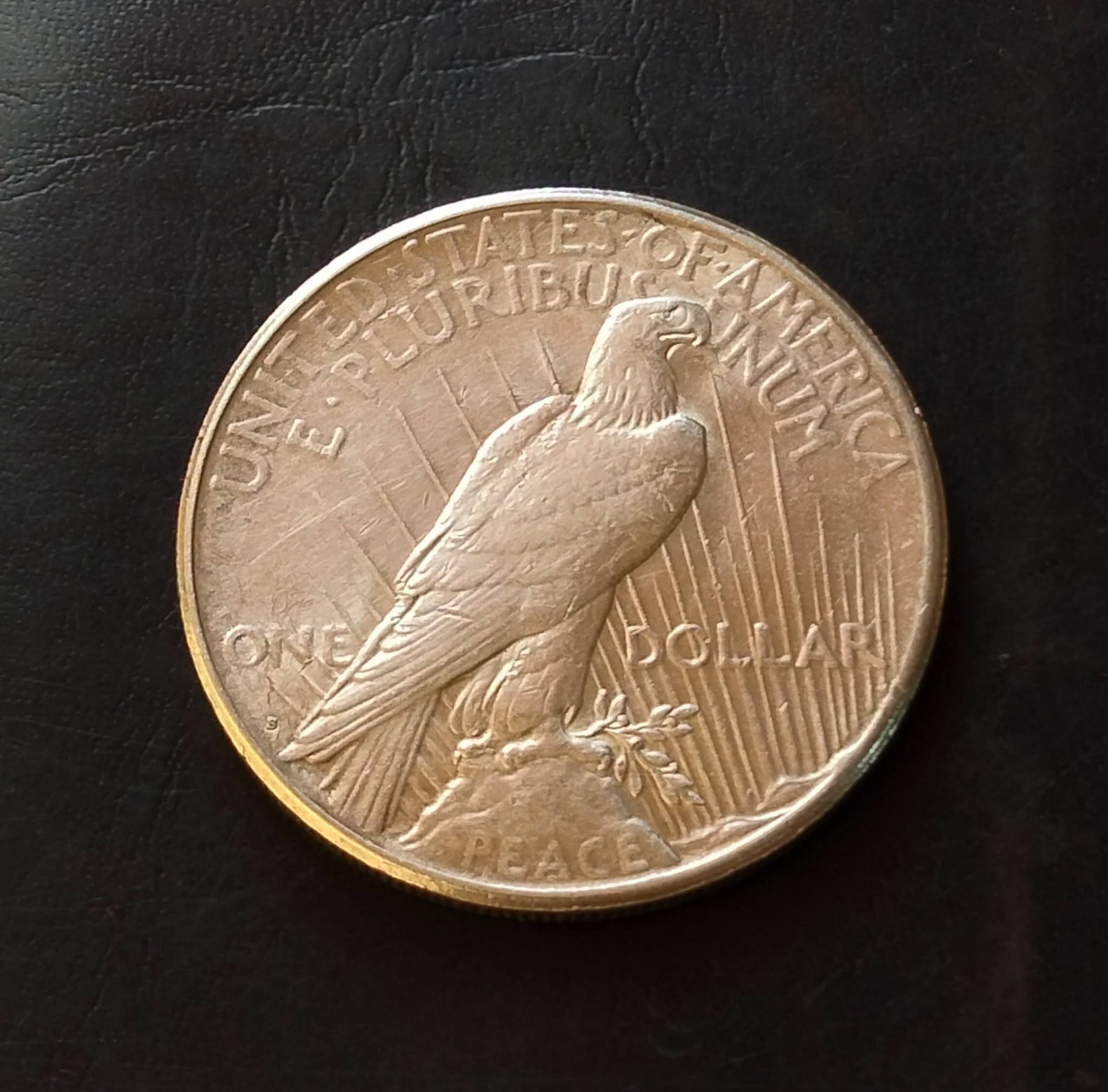 UNITED STATES OF AMERICA FINE SILVER- ONE DOLLAR π° The Peace dollar is a US silver dollar minted from 1921 to 1928, Weight 26 gms CONDITION. As IMAGES
