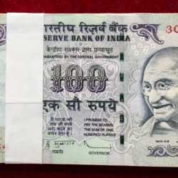 100 RUPEES OLD ISSUE GOVERNOR D.SUBBARAO (L Insert 2011) RARE UNC SERIAL PACKET