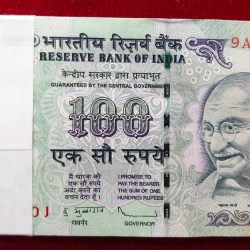 100 RUPEES OLD ISSUE GOVERNOR D.SUBBARAO ( L Insert 2011 ) RARE UNC SERIAL PACKET