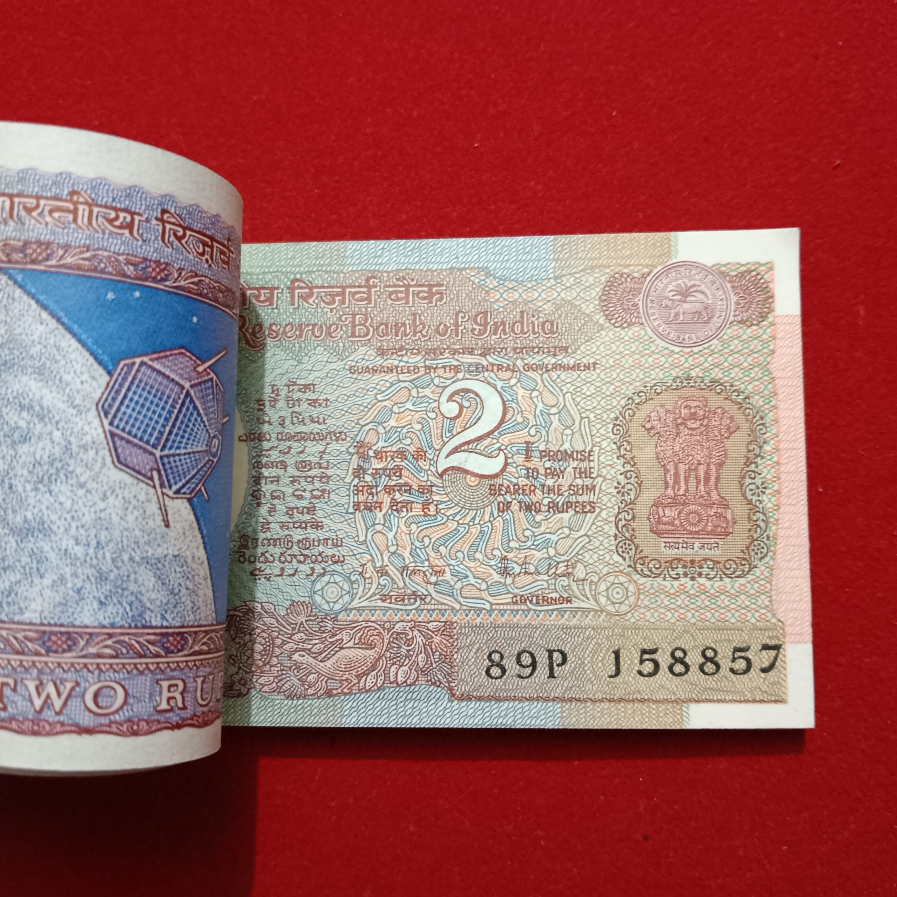 Two Rs Satalite 70 Serial Notes Bundle Governor RN Malhotra Unc Condition Republic of India 158831